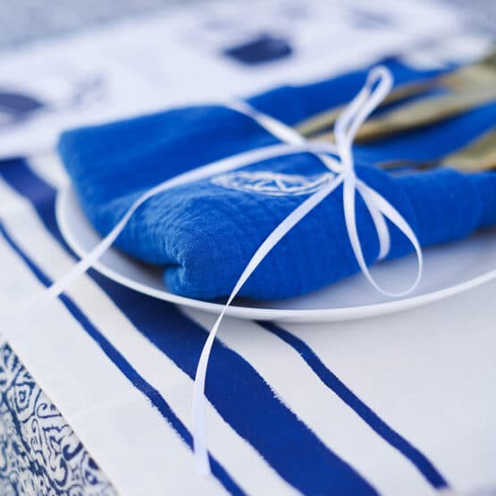DIY Stoffe Inspiration - gedeckter Tisch - Blau Weiß - Plott Mediterran - Satinband