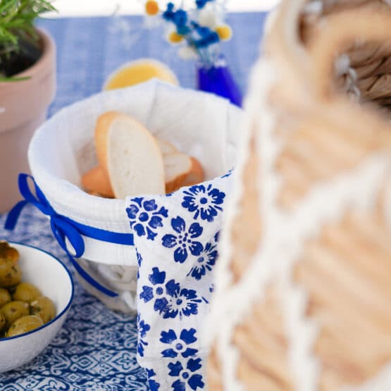 DIY Stoffe Inspiration - gedeckter Tisch - Blau Weiß - Mediterran - Schablone - Satinband