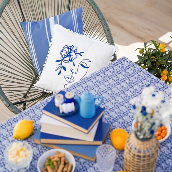 DIY Stoffe Inspiration - gedeckter Tisch - Blau Weiß - Mediterran - Plott - Kissen